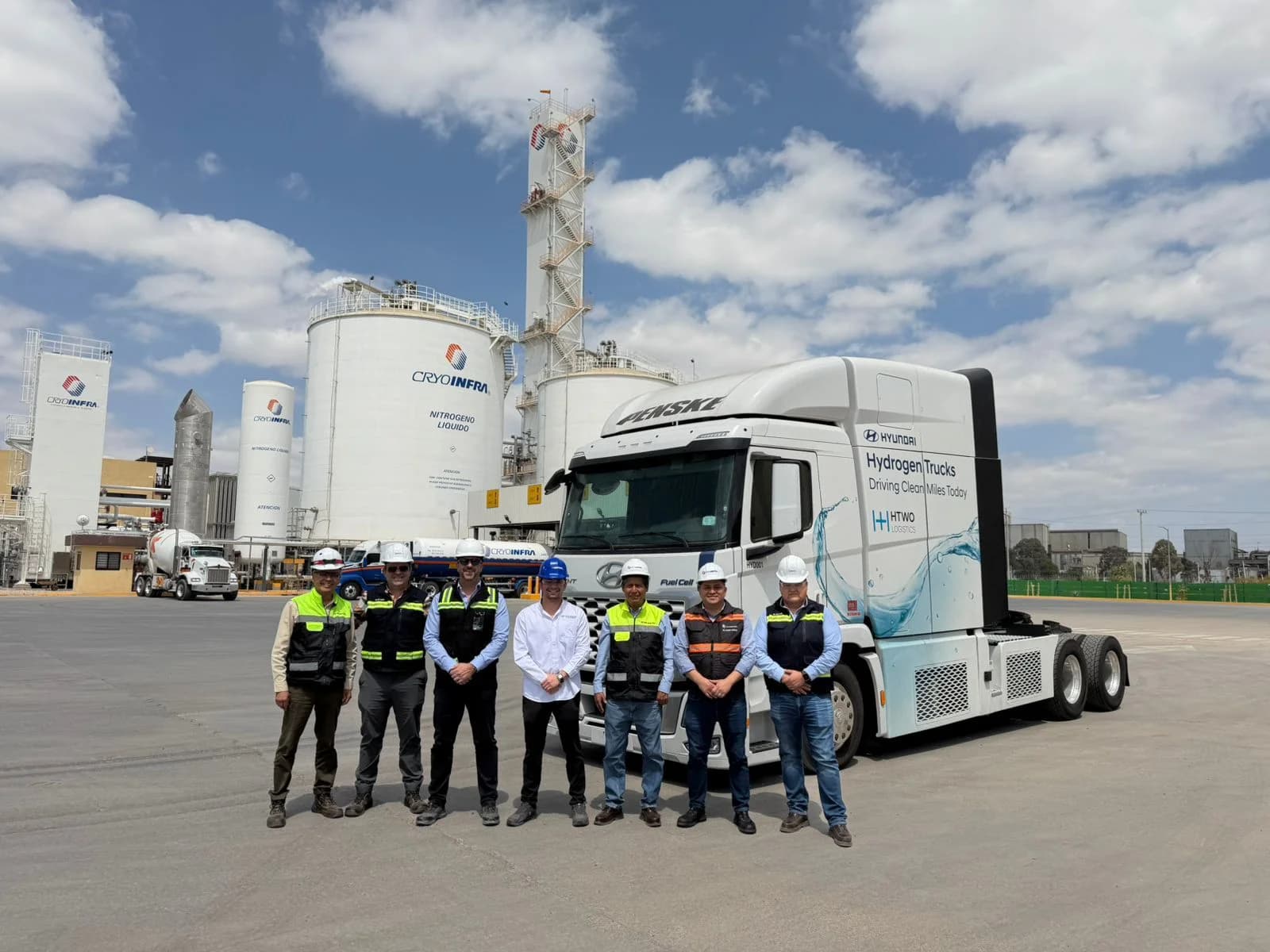 Equipo Grupo Berumen junto a Hyundai XCIENT Fuel Cell